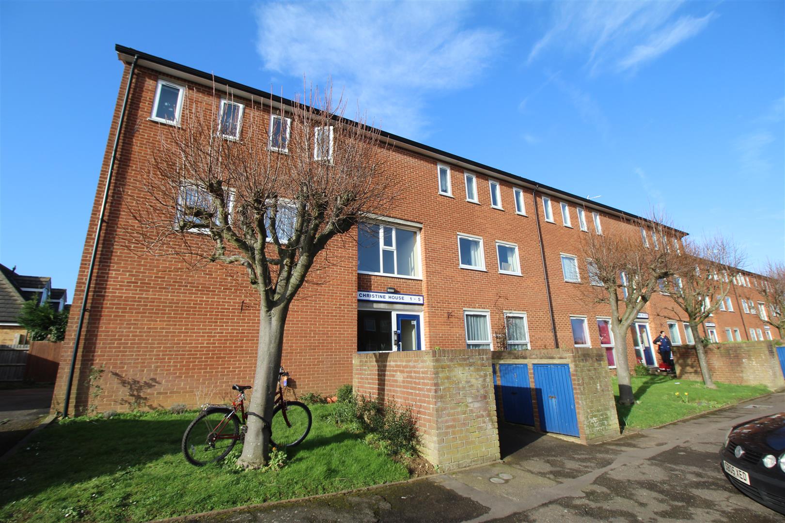 Two Bedroom second floor flat within walking distance of the Bletchley Town Centre and the Train Station to London Euston. The property has Upvc double glazing, gas heating to radiators and communal gardens with accommodation comprising: communal entranc